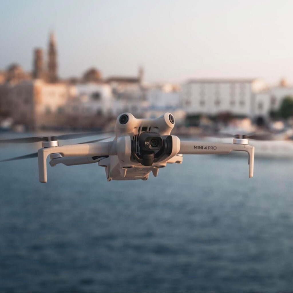 Drone pliable DJI Mini 4K Fly More Combo – Blanc – Autonomie 31 min – Portée +1000 m