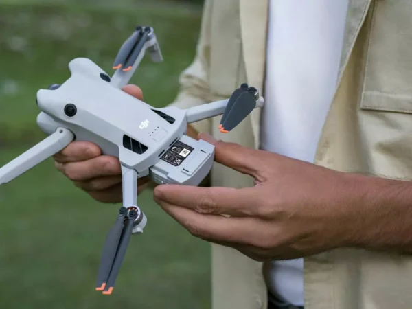 DJI Mini 4 Pro Fly More Combo avec radiocommande DJI RC 2